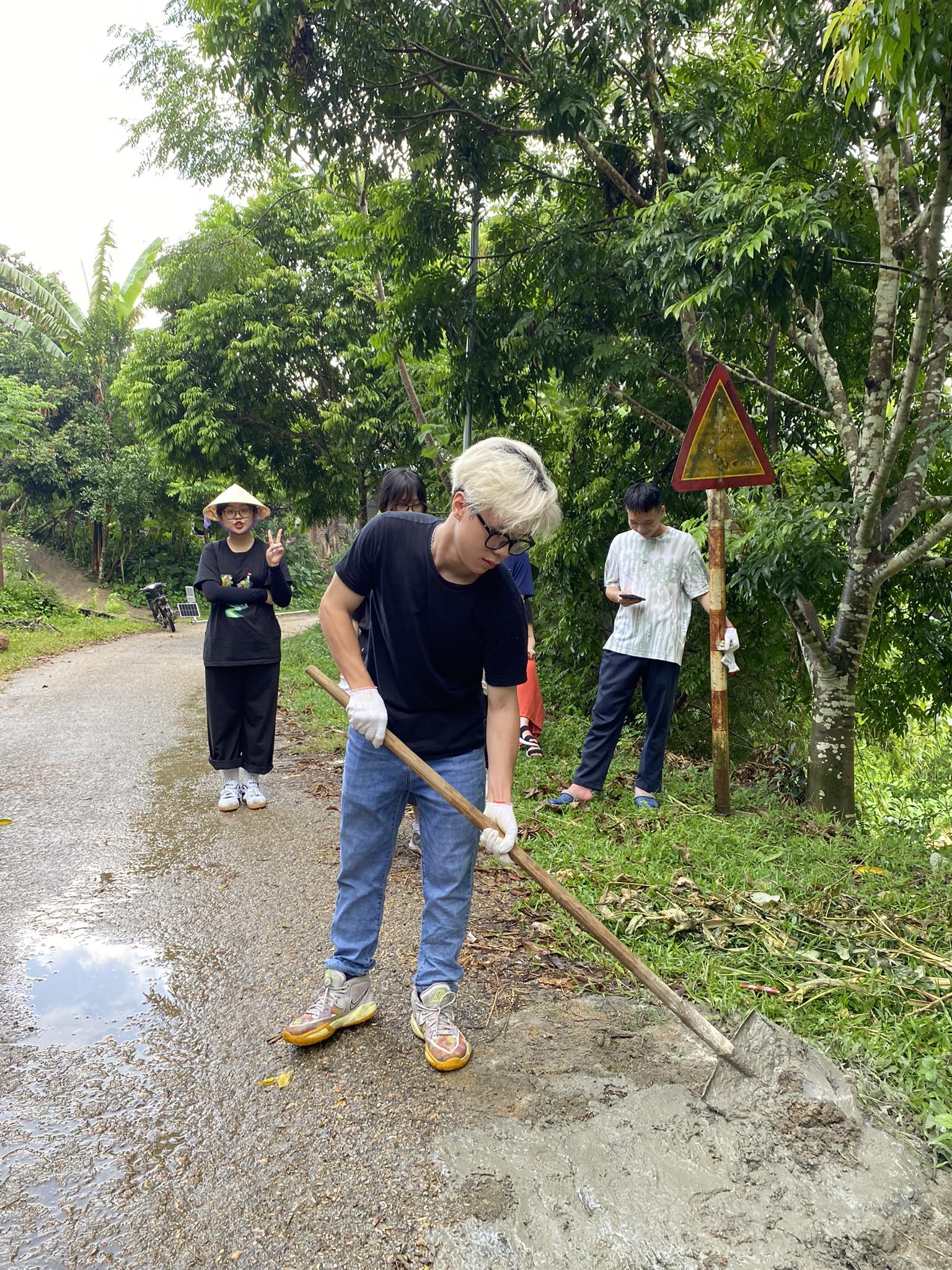 Duykhanh story, volutary, bring light to mountainous commune