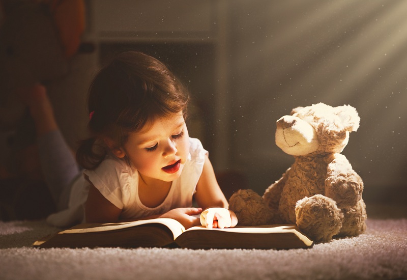 Sách chính là nguồn kiến thức giúp trẻ luyện đọc tốt nhất. (Ảnh: tapchinhabep.net)