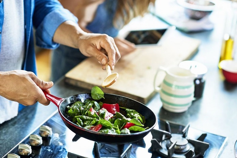 Tự nấu ăn mỗi ngày sẽ giúp cân bằng các dưỡng chất hấp thụ vào cơ thể. (Ảnh: Sưu tầm Internet)