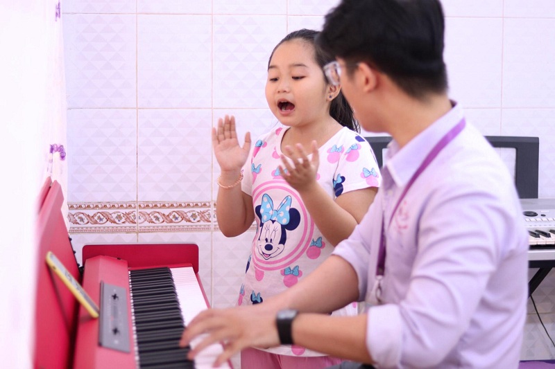 Âm nhạc giúp tư duy trẻ phát triển ngôn ngữ, học chữ tốt hơn. (Ảnh: thunhac.com)