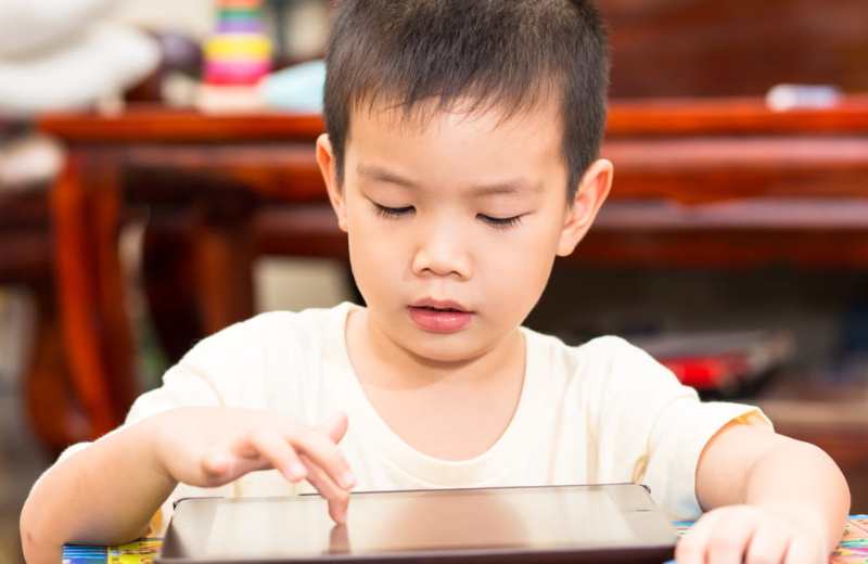Trẻ học app dạy tiếng Anh online có nhiều lợi ích to lớn. (Ảnh: Sưu tầm Internet)