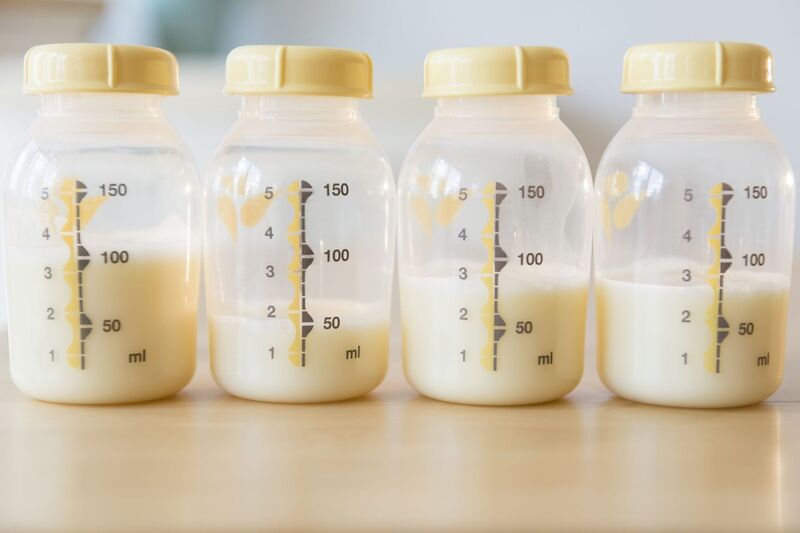 Dinh dưỡng của trẻ trong 3 tháng đầu chủ yếu là sữa. (Ảnh: Sưu tầm internet)