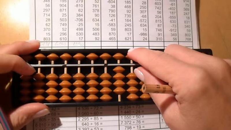 Toán soroban là một phương pháp tính nhẩm toán bằng bàn phím cổ. (Ảnh: Sưu tầm Internet)