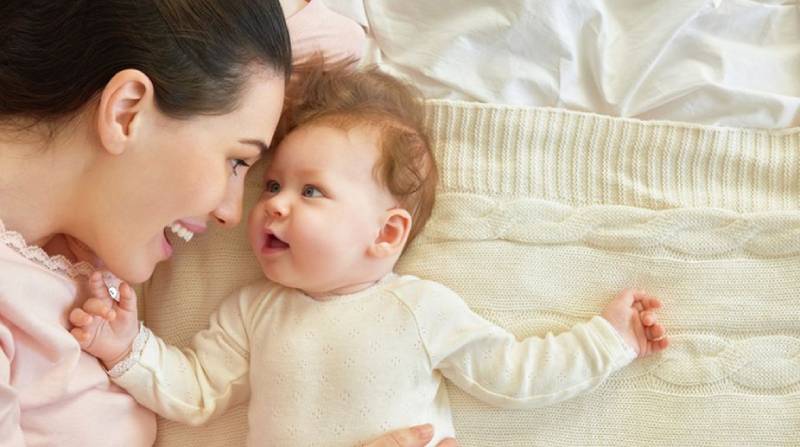Phát triển khả năng ngôn ngữ của bé bằng cách dạy trẻ giao tiếp bằng mắt. (Ảnh: Sưu tầm internet) 