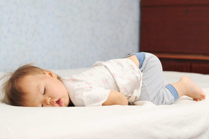 Làm gì khi trẻ 2 tuổi ngủ không đắp chăn?