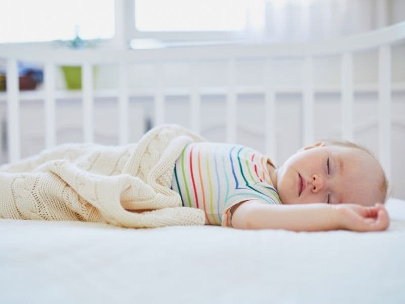 Trẻ 8 tháng tuổi ngủ bao nhiêu tiếng một ngày?  Thời gian ăn ngủ như thế nào là khoa học?