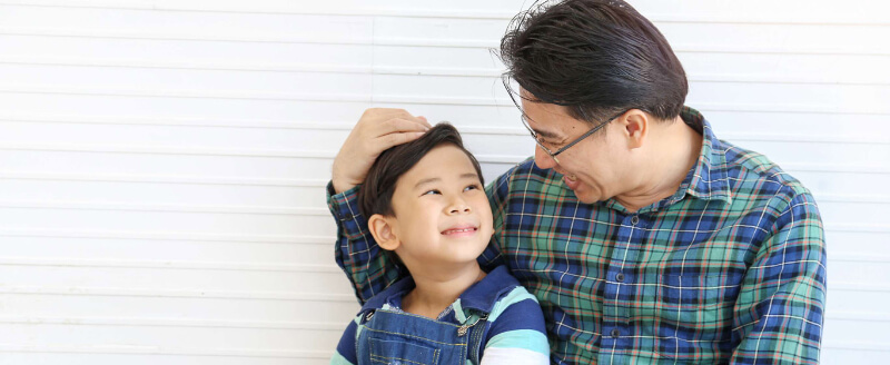 Hãy dành cho con những lời khen ngợi và những món quà ý nghĩa khi con làm việc tốt. (Ảnh: Sưu tầm Internet)