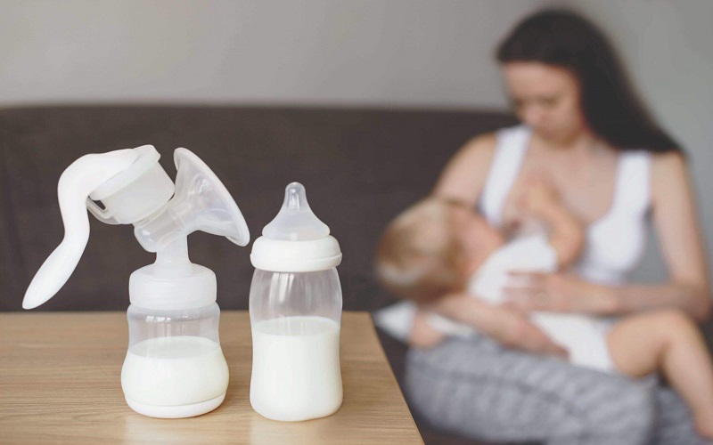 Cách bước tiến hành Lúc dùng máy hút sữa bằng tay nhằm kích sữa (Ảnh: Sưu tầm Internet)