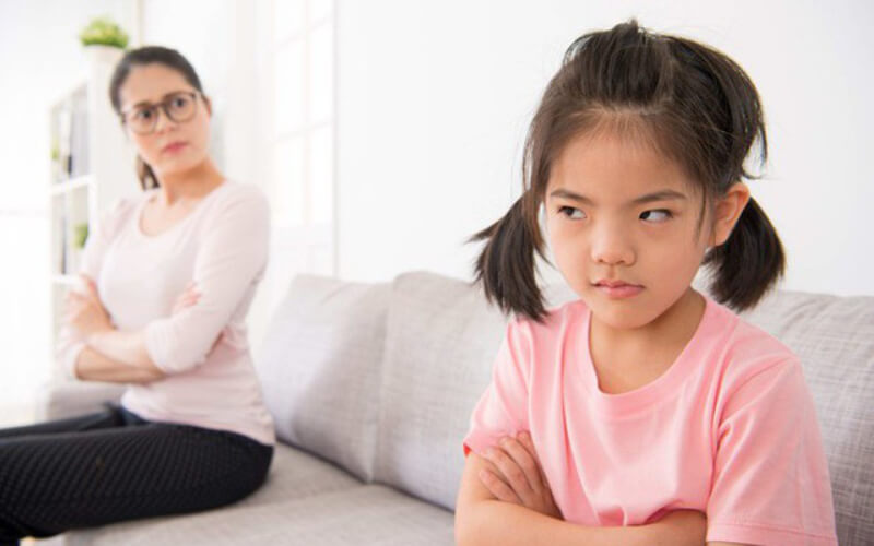 Hãy đưa ra kỷ luật để bé biết được làm sai sẽ phải chịu hình phạt từ ba mẹ. (Ảnh: Sưu tầm Internet)