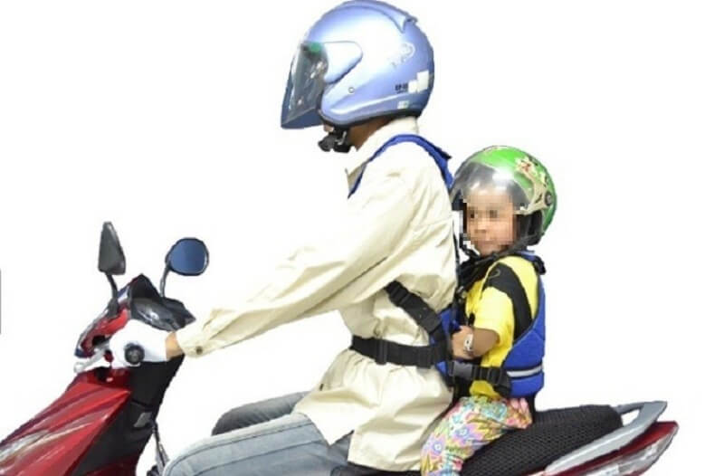 Khi tham gia giao thông cùng con, bạn phải là người tuân thủ và chấp hàng luật lệ giao thông. (Ảnh: Sưu tầm Internet)