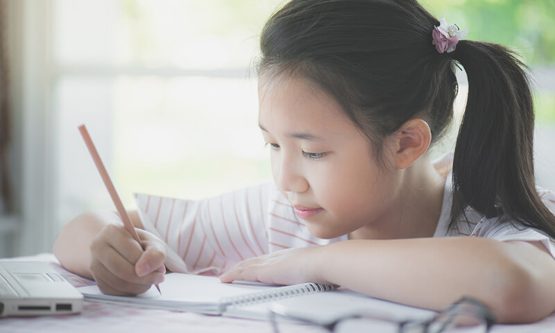 Việc ghi chép nhật ký về lòng biết ơn sẽ giúp trẻ tăng cường nhận thức. (Ảnh: Sưu tầm Internet)