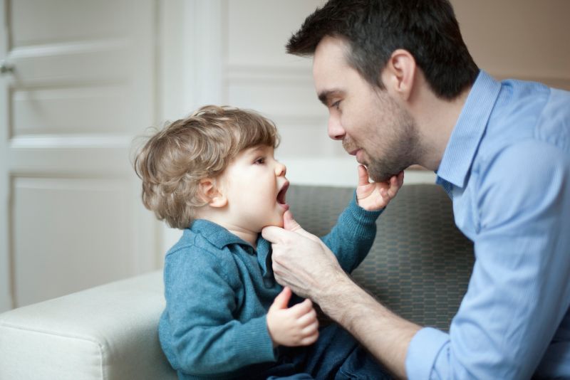 Cách dạy trẻ tự kỷ phát triển ngôn ngữ chính là dạy trẻ kỹ năng giao tiếp cơ bản. (Ảnh: Sưu tầm internet) 