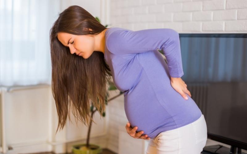 Mẹ bầu bị đau lưng do sự thay đổi của nội tiết tố. (Ảnh: Sưu tầm Internet)