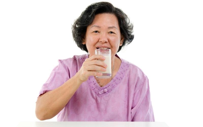 Người trưởng thành cần uống sữa mỗi ngày để bổ sung canxi. (Ảnh: Sưu tầm Internet)