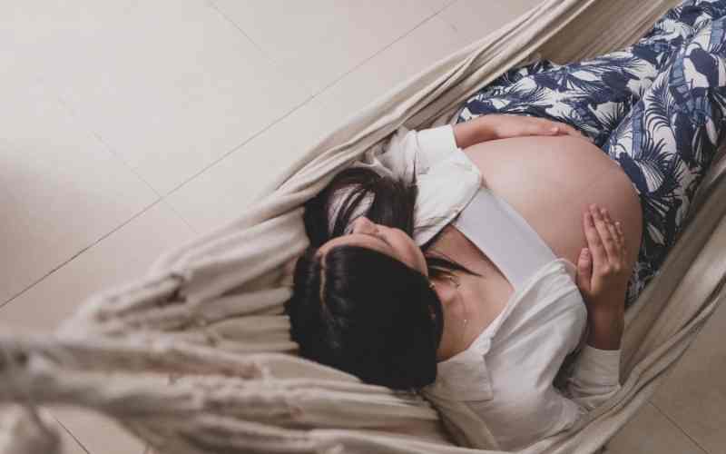 Hệ hô hấp của mẹ bầu sẽ bị ảnh hưởng khi nằm võng. (Ảnh: Sưu tầm Internet)