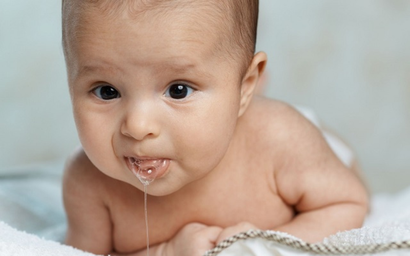 Vệ sinh răng miệng kém là nguyên nhân khiến bé 2 tuổi bị chảy nước dãi khi ngủ