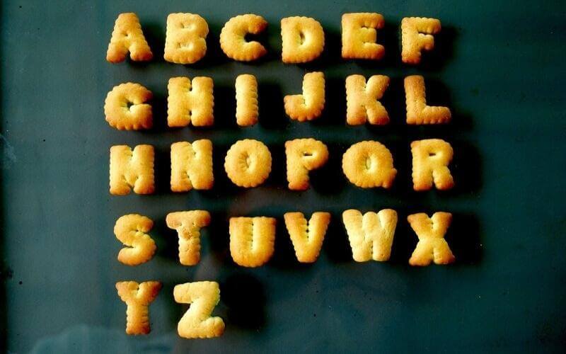 Cách học bảng chữ cái tiếng việt qua cookie bảng chữ cái.  (Ảnh: Sưu tầm Internet)