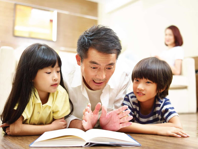 Đọc sách giúp bé rèn luyện Kỹ năng ngôn ngữ. (Ảnh: Sưu tầm Internet)