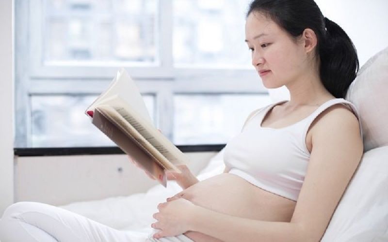 Đọc thơ cho bé tháng cuối thai kỳ có rất nhiều tác dụng.  (Ảnh: Sưu tầm Internet) 