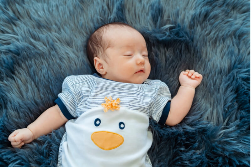 Mẹo đơn giản giúp trẻ sơ sinh ngủ ngon trong chăn.  (Ảnh: Sưu tầm Internet)