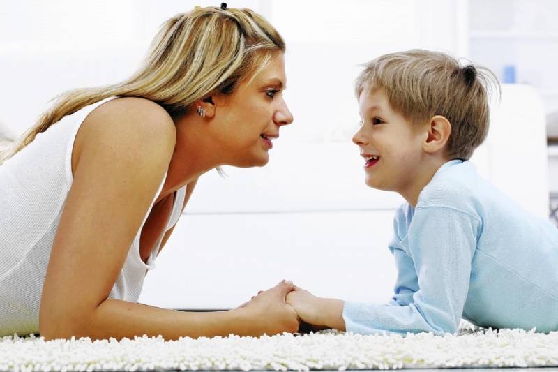 Nghiên cứu cho thấy trẻ giao tiếp bằng mắt phát triển ngôn ngữ tốt hơn. (Ảnh: Sưu tầm internet) 