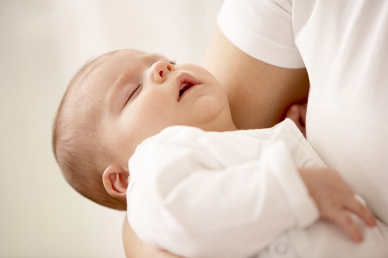 Thoa son môi hoặc bô nồi lên trán khi bế trẻ sơ sinh ra ngoài.  (Ảnh: Sưu tầm Internet)