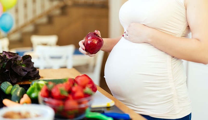 Sức khỏe mẹ bầu ảnh hưởng đến cân nặng của trẻ 2 tuần tuổi. (Ảnh: Shutterstock)