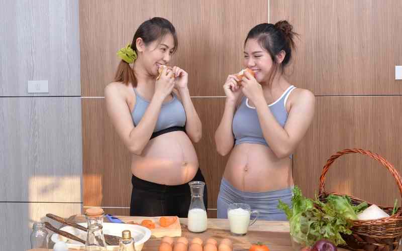 Dấu hiệu ăn nhiều khi mang bầu hoàn toàn có thể kéo dãn nhập 3 tháng thứ nhất. (Ảnh: Sưu tầm Internet)