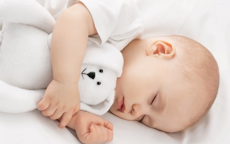 Bé ngủ ít và trò chuyện nhiều hơn với ba mẹ. (Ảnh: Shutterstock)