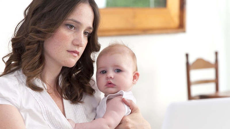 Tâm lý của mẹ sau sinh cũng có thể tác động đến tâm lý trẻ sơ sinh. (Ảnh: Sưu tầm internet)