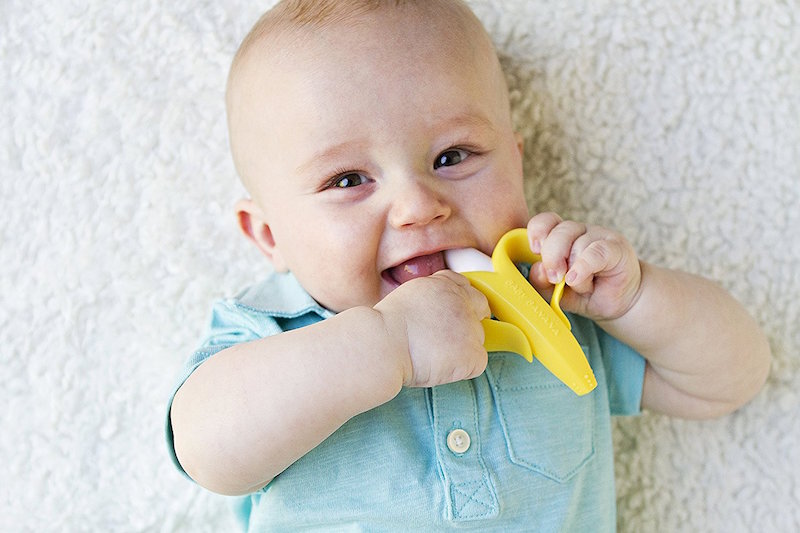 Đồ chơi gặm nướu giúp con giảm khó chịu khi mọc răng. (Ảnh: Sưu tầm internet)