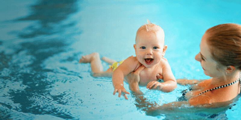 Dạy trẻ kỹ năng bơi cơ bản. (Ảnh: Sưu tầm Internet)
