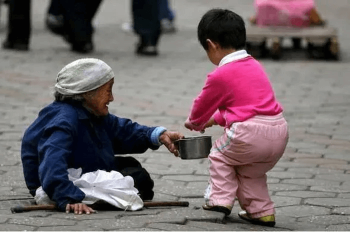 Dạy con cách giúp đỡ người khác. (Ảnh: Sưu tầm Internet)