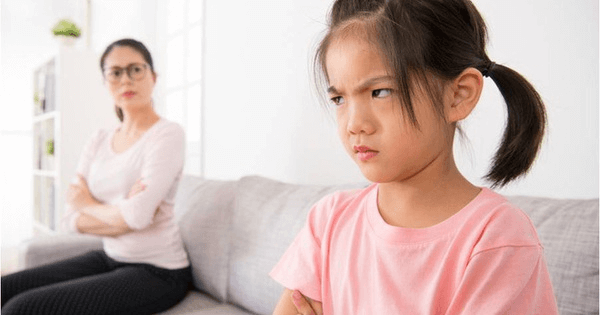 Biểu hiện của trẻ có thái độ chống đối. (Ảnh: Sưu tầm Internet)