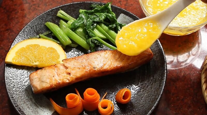 Cá hồi áp chảo sốt cam giúp bổ sung vitamin B6.  (Ảnh: Sưu tầm Internet)
