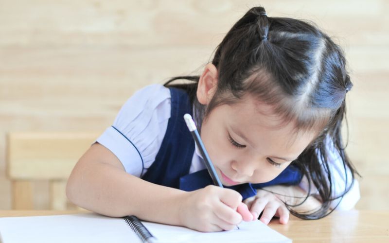 Trẻ cần ngồi và cầm bút đúng tư thế khi viết. (Ảnh: Sưu tầm Internet)