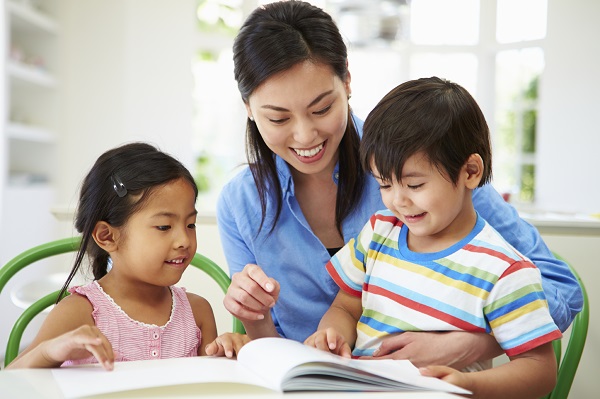 Học chữ qua sách giúp bé có tính tự giác học tập hơn. (Ảnh: Sưu tầm Internet)