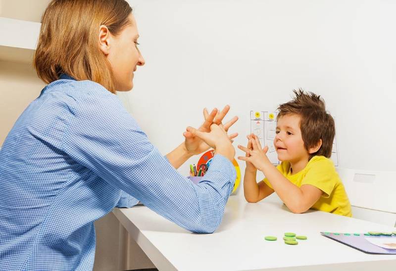 Các từ ngữ, ký hiệu đơn giản sẽ giúp con dễ hiểu những gì người lớn nói. (Ảnh: Sưu tầm internet)