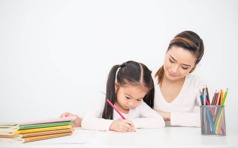 Cha mẹ nên hướng dẫn và lựa chọn ứng dụng dạy tiếng Việt tại nhà cho con.  (Ảnh: Sưu tầm Internet)