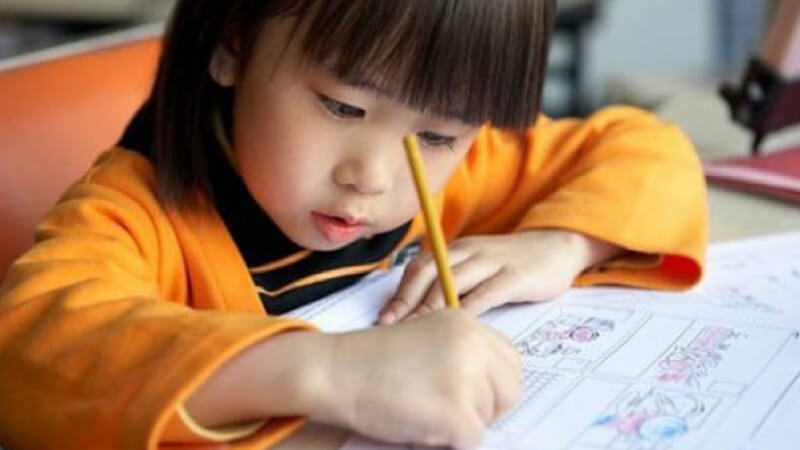 Việc tiếp xúc với những con chữ trong giai đoạn 5 tuổi sẽ giúp kích thích não bộ ở trẻ. (Ảnh: Sưu tầm Internet)