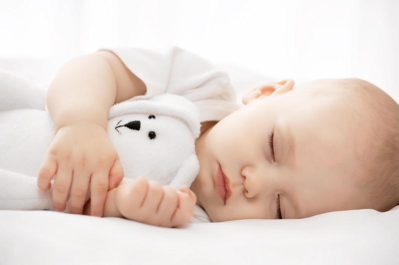 Trẻ 1 tháng tuổi ngủ nhiều cũng ảnh hưởng đến sức khỏe thể chất.  (Ảnh: Sưu tầm Internet)