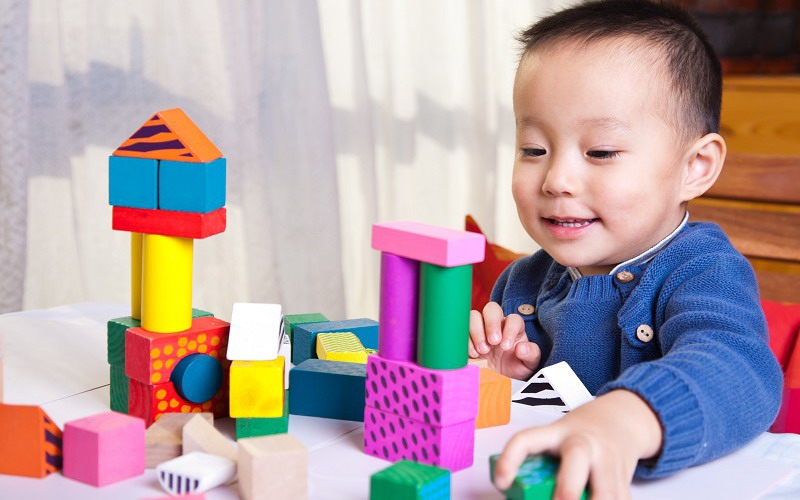 Cha mẹ có thể rèn luyện khả năng ghi nhớ của trẻ thông qua những trò chơi bổ ích.  (Ảnh: Sưu tầm Internet)