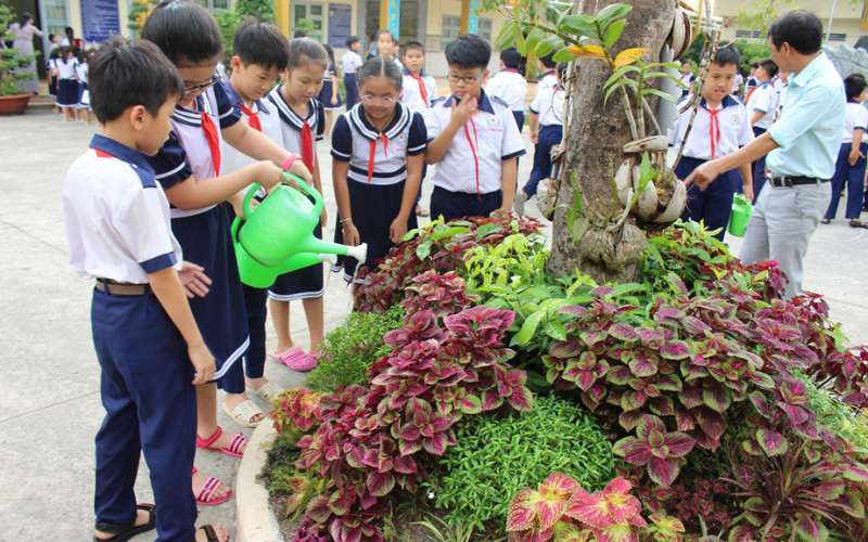 Học sinh muốn tự tay chăm sóc cây cối trong sân trường.  (Ảnh: Sưu tầm Internet)