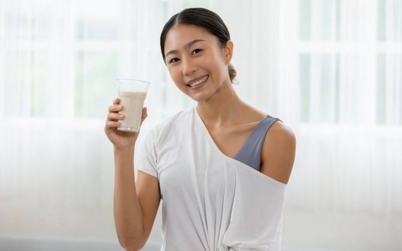 Hướng dẫn uống sữa đúng cách để bổ sung canxi cho cơ thể. (Ảnh: Monkey.edu.vn)