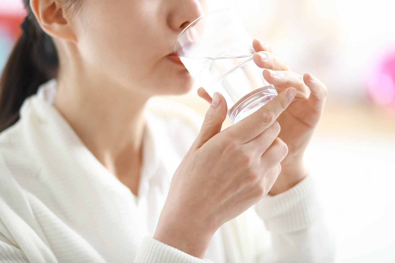 Uống đủ nước rất quan trọng đối với cơ thể mẹ bầu.