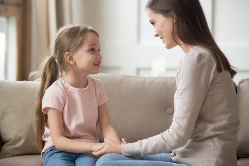Sử dụng những câu nói trực tiếp là cách để bé có thể nhìn vào mắt cha mẹ. (Ảnh: Sưu tầm internet)