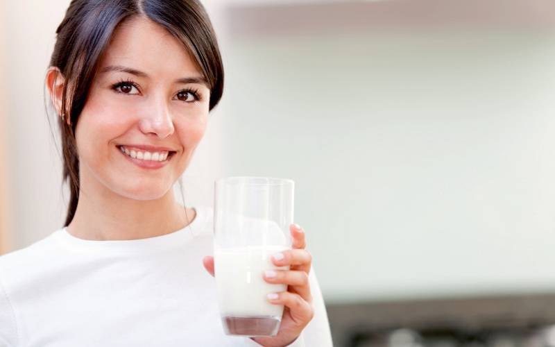 Uống sữa đúng liều lượng để cơ thể hấp thụ canxi hiệu quả nhất. (Ảnh: Sưu tầm Internet)