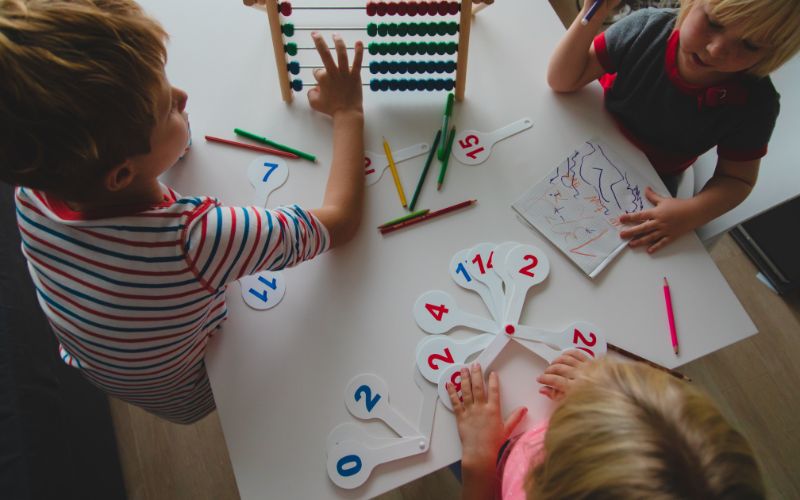 Group study helps children to be more interested in learning math.  (Photo: Internet Collection)