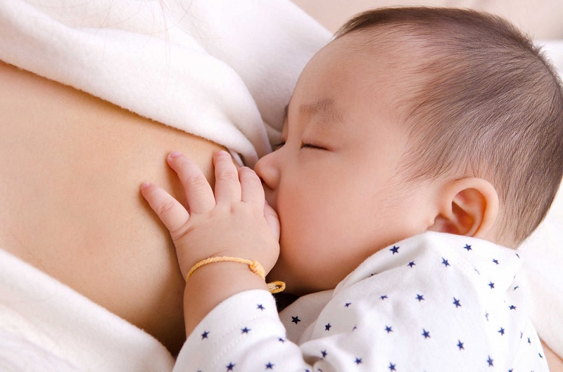 Trẻ 1 tháng tuổi hoàn toàn có thể ngủ xuyên đêm.  (Ảnh: Sưu tầm Internet)
