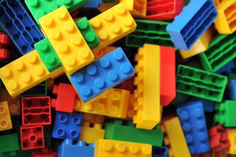 Bố mẹ lựa chọn những khối Lego cho con học toán trừ dễ dàng (Nguồn ảnh: Sưu tầm internet)